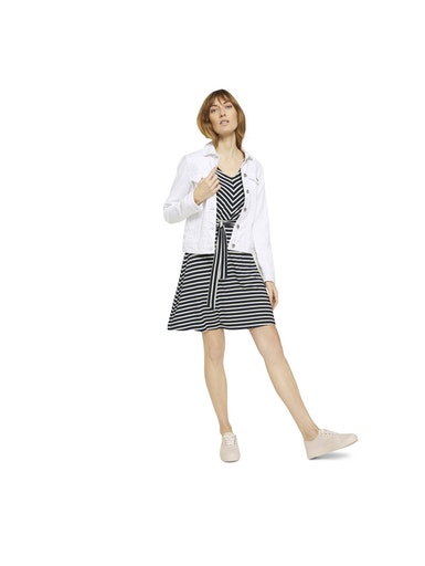 Dress With Belt And Sleeves